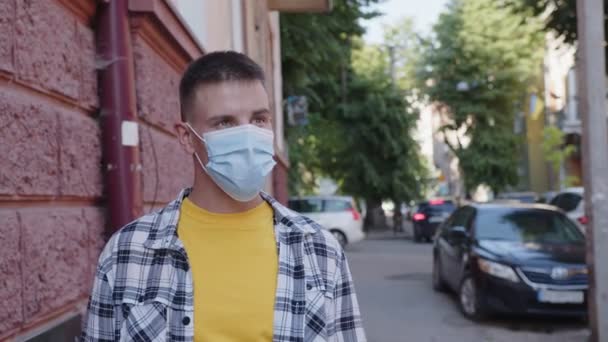 Глубокое дыхание человека, который снимает маску — стоковое видео