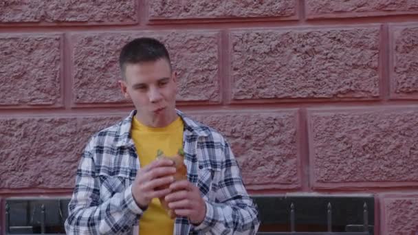 Hombre guapo comiendo un croissant — Vídeos de Stock