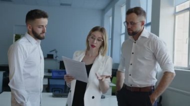 Ofisteki meslektaşların görüntüsünü kapat