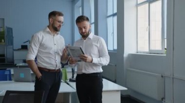 Şirketteki iki iş arkadaşının tartışması