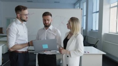 Sakallı adam iş arkadaşıyla online iş hakkında konuşuyor.