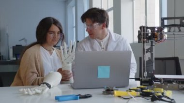 Öğrenci, 3D baskılı elin çalışması hakkında sorular soruyor.