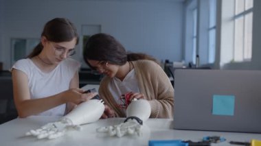Laboratuvar sınıfında okuyan bir kızın yakın görüntüsü.