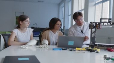 Öğretmen 3D yazdırma makinesinin çalışmasını açıklıyor