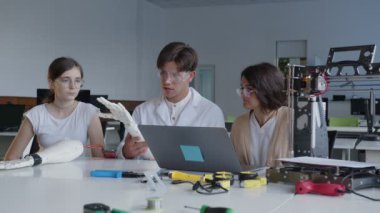 Öğretmen 3D baskılı ellerin çalışmalarını açıklıyor