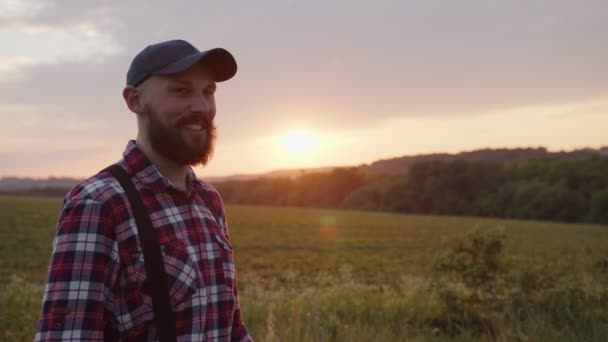 El hombre respira profundamente y cruza sus manos — Vídeos de Stock