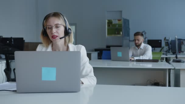 Vista de cerca de la mujer concentrada en el trabajo portátil — Vídeos de Stock