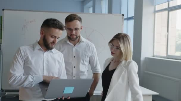 Duscussione di tre colleghi sul loro lavoro online — Video Stock