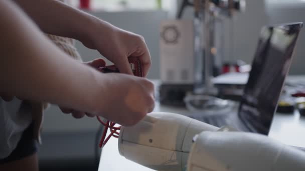 Widok z bliska dłoni drukowanej 3D mans — Wideo stockowe
