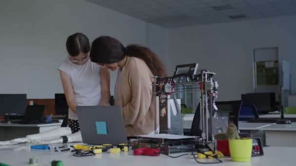 Os alunos trabalham juntos em uma máquina impressa em 3D — Vídeo de Stock