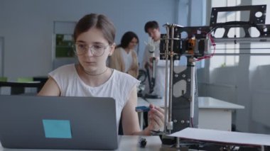 Laboratuvarda genç ve zeki bir kızın yakın görüntüsü.