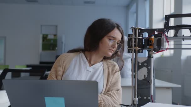 Close up aluno estuda o trabalho da máquina impressa em 3D — Vídeo de Stock