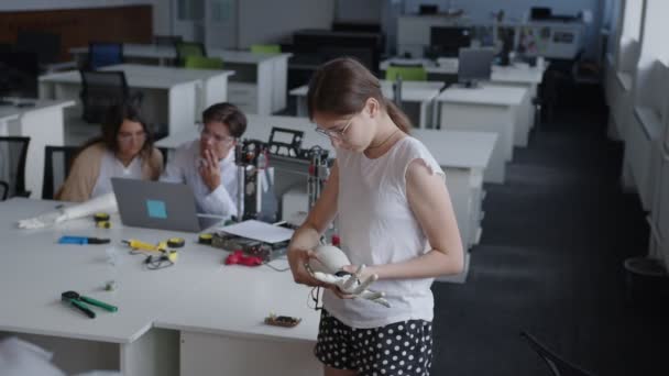 Κορίτσι προσπαθούν να βρουν το κουμπί για το 3D εκτυπωμένο χέρι — Αρχείο Βίντεο