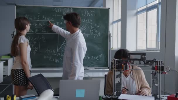 Öğretmen 3D yazıcının formülüne odaklandı — Stok video