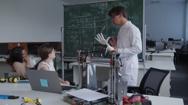 Δάσκαλος κρατά το 3D τυπωμένα χέρια και εξηγεί τον τύπο του — Αρχείο Βίντεο