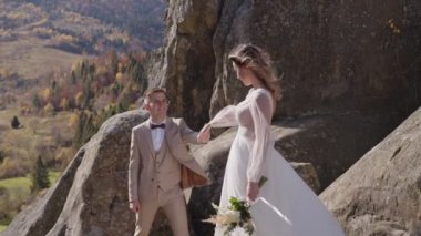 Kaya dağının görkemli manzarası ve birbirine yaklaşan güzel yeni evliler..
