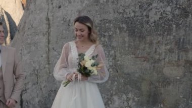 Parkta yeni evli bir çift. Birbirine aşık iki genç, gözleri kayanın arkasında buluşuyor.