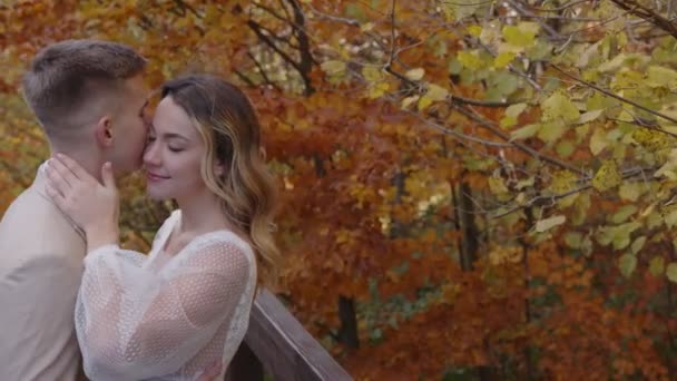 Primer plano de los recién casados. Precioso joven caucásico novia y novio abrazo y beso con amor. Pareja feliz boda. — Vídeos de Stock