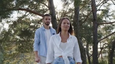 Yakından romantik insanlar parkta yürüyor. Mutlu erkek ve kadının portresi Yazı dışarıda geçiriyor.
