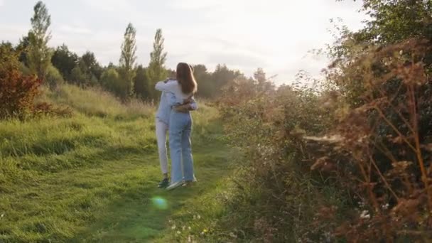 Романтическая пара, гуляющая в парке. Портрет счастливого мужчины и женщины, проводящих время и обнимающихся летом на открытом воздухе. — стоковое видео
