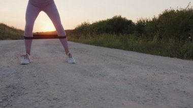 Siyah elastik bantlı Gilrs bacaklarının görüntüsü