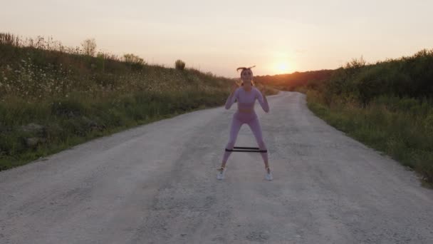 Mädchen springt mit dem schwarzen Gummiband — Stockvideo