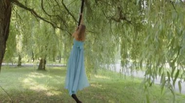 Sportif kadın dışarıda jimnastik yapıyor.