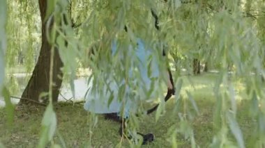 Kulağındaki ipek elbiseyle bir kızın ağır çekimde