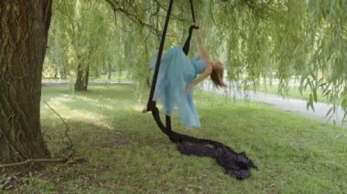 Siyah ipekli bir kızın hareketleri.