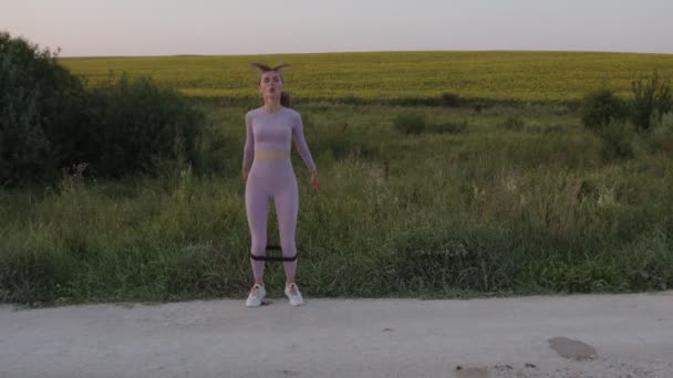 Mädchen springt hoch und benutzt ihr Gummiband — Stockvideo