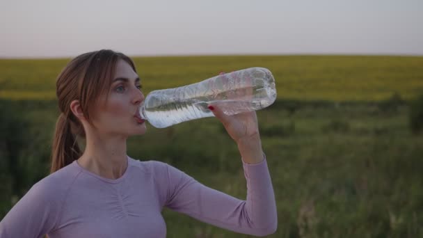 Durstiges Mädchen trinkt nach dem Training Wasser — Stockvideo