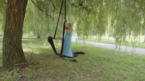 Concentrated young girl in blue dress shows her skills — Stock Video