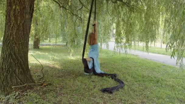 公園の若い女性の素晴らしい仕事 — ストック動画