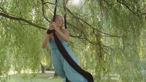 Los movimientos lentos de una chica en la seda aérea negro — Vídeos de Stock