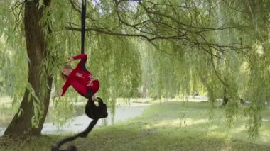 Havadan giysili esnek bir kızın yavaş hareketi.