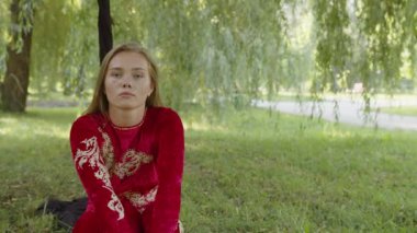 Kırmızı spor elbiseli bir kızın yakın görüntüsü