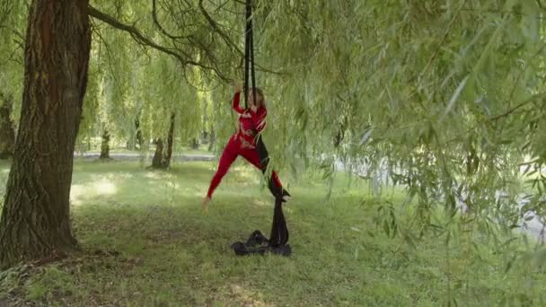 Free moves of a girl on aerial silk — Stock Video