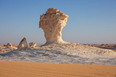 Güneş doğarken siyah beyaz çöl. Bahariya. Mısır