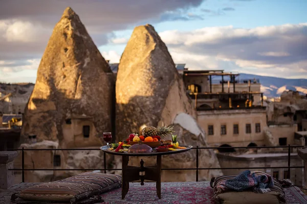 Při Západu Slunce Cappadocii Podává Dobrá Večeře Krásný Výhled Město — Stock fotografie