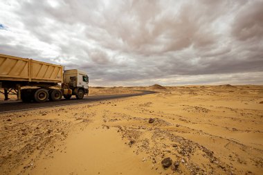 Bahariya 'daki Siyah ve Beyaz Çölü' nden geçen bir kamyon var. Mısır
