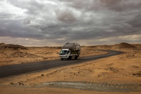 Грузовик Едет Дороге Ведущей Через Черно Белую Пустыню Бахарии Египет — стоковое фото