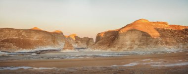 Güneş doğarken beyaz çölde tuhaf kumtaşı oluşumları. Mısır. Panorama Siyah ve Beyaz Çölü.
