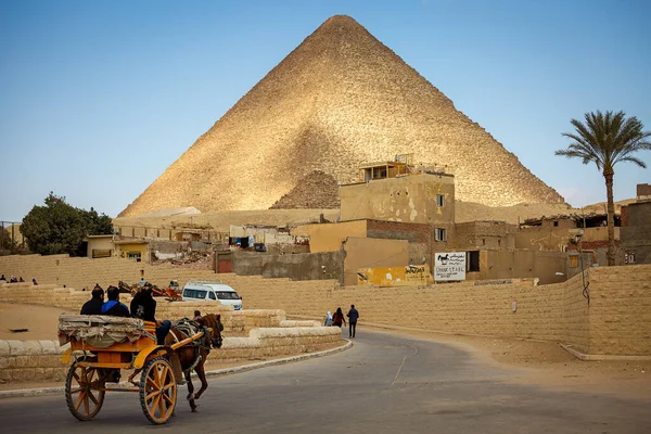 エジプトのカイロ近郊のギザ高原のエジプトピラミッド付近の人々との馬車 — ストック写真