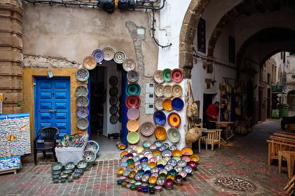 Πολύχρωμα Μαροκινά Πήλινα Πιάτα Εκτίθενται Ένα Σοκάκι Έξω Από Ένα — Φωτογραφία Αρχείου