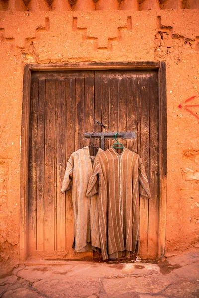 Μαροκινές Ρόμπες Κρέμονται Στις Πόρτες — Φωτογραφία Αρχείου