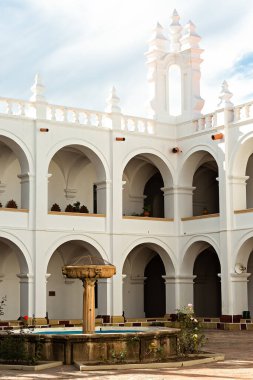 St. Francis Xavier Üniversitesi. Çeşmeli avlu manzarası. Bolivya 'da.