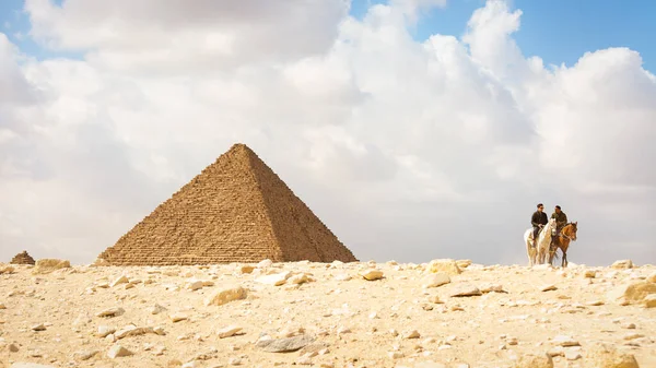 Turister Hästryggen Nära Pyramiden Egypten Giza Kairo — Stockfoto