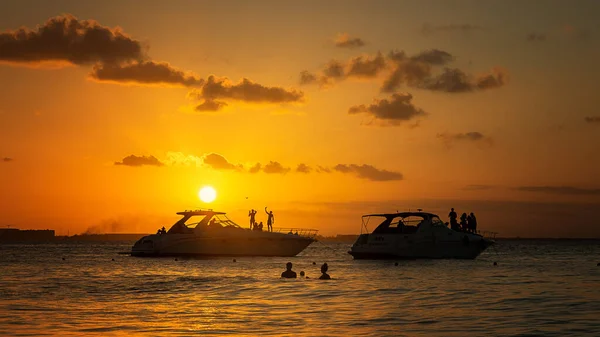 관광객들은 이슬라 카리브 해에서 일몰을 맞는다 멕시코 — 스톡 사진
