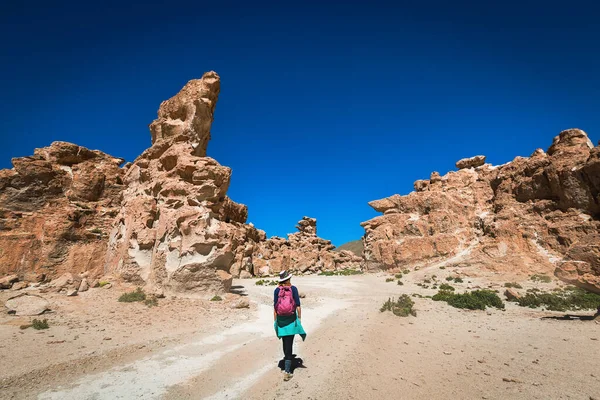 Una Chica Con Sombrero Camina Por Valle Las Piedras Bolivia — Foto de Stock