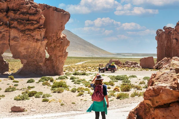 Una Chica Con Sombrero Mira Enormes Piedras Valle Piedras Bolivia — Foto de Stock